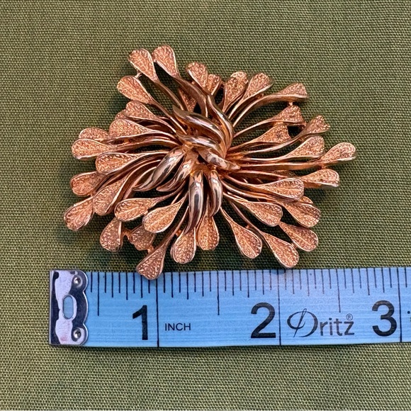 Coro - Gold Toned Brooch - Picture 2 of 5